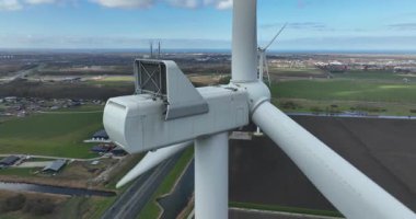 Enerji değişimi, rüzgar parkı, sıra sıra rüzgar değirmenleri. Hava aracı görüntüsü. Almere, Hollanda..