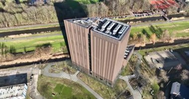 Hollanda 'daki ulusal matematik ve bilgisayar bilimi araştırma enstitüsü. Veri merkezi, Amsterdam Üniversitesi kampüsündeki bilgisayar merkezi. Hava aracı görüntülemesi.