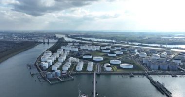 Rotterdam, Güney Hollanda, Hollanda, 15 Mart 2025: Rotterdam, Europoort limanındaki Vopak terminali. Petrol ürünleri ve nakliye. Hava görünümleri.