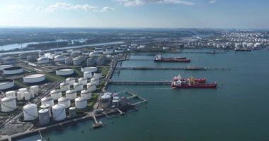 Europoort, Rotterdam, Hollanda 'da büyük bir petrol limanı. Hava aracı görüntülemesi.