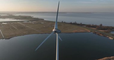 Hollanda 'da günbatımında rüzgar türbinlerinde hava aracı görüntüsü.