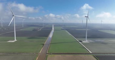 Hollanda 'daki rüzgar türbinlerinin hava aracı görüntüleri..