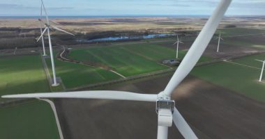Rüzgar türbinleri Hollanda, Flevoland 'ı yakından görüyor. Hava aracı görünümü.