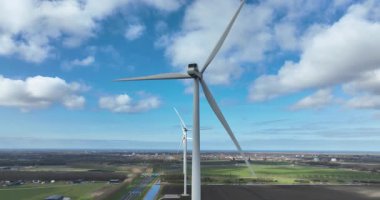 Enerji değişimi, rüzgar parkı, sıra sıra rüzgar değirmenleri. Hava aracı görüntüsü. Almere, Hollanda..