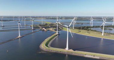 Hava görüntüleri Krammersluizen, Zeeland ve büyük nehirler arasındaki nakliye rotası, ticari nakliye ve eğlence rotaları..