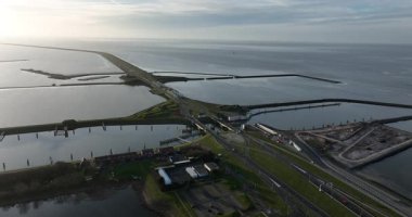 IJsselmeer 'i Wadden Denizi' nden ayıran Kuzey Hollanda ile Friesland arasındaki sel bariyeri. Hava görünümü.