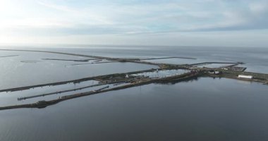 Friesland, Kornwerderzz 'in yanından görülen Afsluitdijk hava aracı görüntüsü..