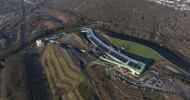 Alpincenter Bottrop, kapalı kayak salonu, Ruhr bölgesinden yapay kömür atığı tepesi üzerine inşa edilmiş. Hava aracı görünümü.