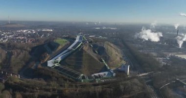 Alpincenter Bottrop, kapalı kayak salonu, Ruhr bölgesinden yapay kömür atığı tepesi üzerine inşa edilmiş. Hava aracı görünümü.