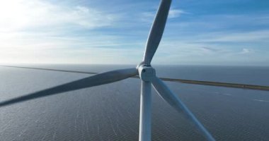 Afslutidijk 'te rüzgar türbinleri, iklim değişikliği çözeltisi, yeşil enerji. Hava aracı videosu