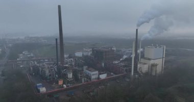Metal endüstrisi Duisburg, Almanya 'da ve çevresinde. Sis içindeki büyük metal fabrikası, sis koşulları. Hava görünümü.