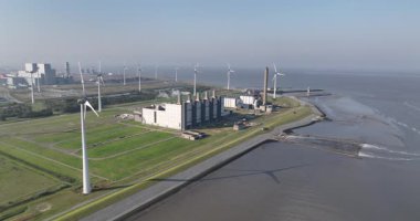 Eemshaven, Groningen, Hollanda 'daki elektrik santrali. Hava aracı görünümü
