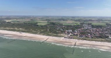 Yaz mevsiminde Zeeland 'de kıyı şeridi, Hollanda. Hava görünümü.