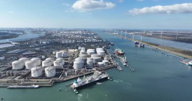Europoort, Rotterdam, Hollanda 'da büyük bir petrol limanı. Hava aracı görüntülemesi.