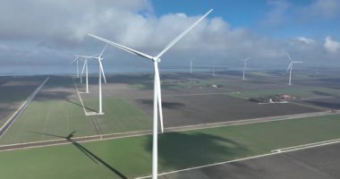 Yeşil enerji, enerji geçişi, fosil yakıtlardan yenilenebilir kaynaklara kadar. Hollanda 'daki rüzgar türbinlerinin hava görüntüsü.