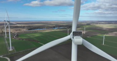 Rüzgar türbinine yakın görüş, Hollanda 'nın kırsal kesiminde rüzgar değirmeni. Bir hava aracı görüntüsü.