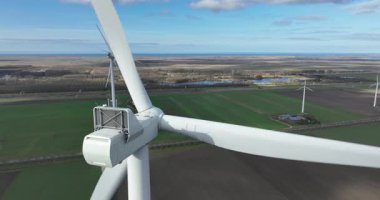 Rüzgar türbini Oostvaardersplassen, Flevoland, Hollanda 'nın hemen yanında. Havadan yakın görünüm.