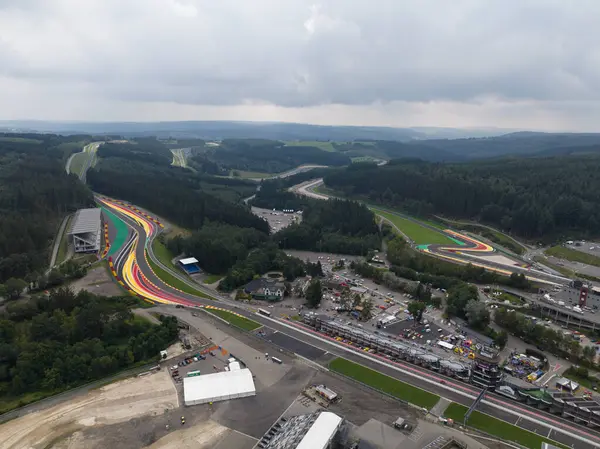 Stavelot, Liege, Belçika, 18 Ağustos 2024: Circuit de Spa Francorchamps, Belçika 'da yarış pisti. Raidillon eau Rouge 'un hava videosu..