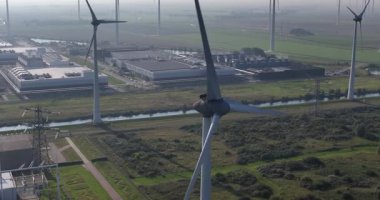 Eemshaven, Hollanda 'da rüzgar türbinleri. Hava aracı görünümü.