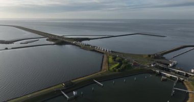 Lorentz kilitleri, su yolu, Afsluitdijk, Kornwerderzand, Friesland, Hollanda ulaşım altyapısı.