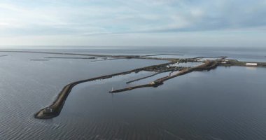 Lorentz kilitleri Kornwerderzand 'daki Afsluitdijk' in kilit kompleksi. Bu yapılar IJsselmeer 'deki su seviyesi ve Wadden Denizi' ne giden ve oradan gelen gemi için önemlidir. Hava görünümü.