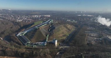 Bottrop, Almanya 'daki kapalı kayak salonu. Hava aracı görüntüsü. Dış bina inşa ediliyor.