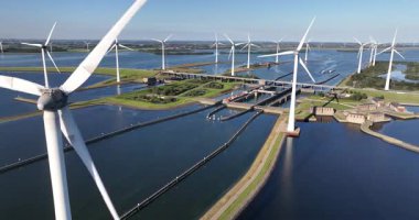 Yel değirmenleri, Krammersluizen 'deki rüzgar türbinleri, kilitler ve su yolu kompleksi, Zeeland, Hollanda' daki su yolu altyapısı. Hava görüntüleri