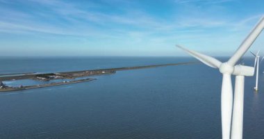 Afsluitdijk boyunca rüzgar türbinleri, Hollanda. Rüzgar parkı, alternatif enerji üretimi, sürdürülebilir enerji geçişi. Rüzgar enerjisini elektriğe dönüştürüyor. Hava görünümleri.
