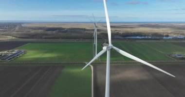 Kırsal, Flevoland, Hollanda 'daki bir rüzgar değirmeninin hava görüntüsünü kapatın.