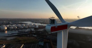 Hollanda, Amsterdam limanında rüzgar türbinleri. Endüstriyel liman. Hava aracı görünümü