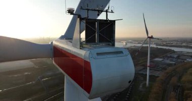 Hollanda, Amsterdam limanında rüzgar türbinleri. Endüstriyel liman. Hava aracı görünümü