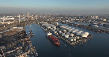 Amsterdam limanında petrol ürünleri deposu. Hollanda 'da. Suyun üzerinde taşıma. Hava aracı görüntülemesi.