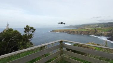 Azores 'de Sao Miguel sahil şeridinde uçurtma uçurmak. İnsansız hava aracının görüntüsünü kapat.