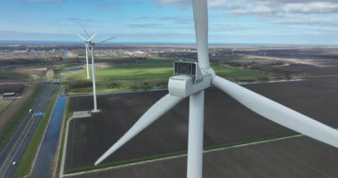 Kırsal, Flevoland, Hollanda 'daki bir rüzgar değirmeninin hava görüntüsünü kapatın.