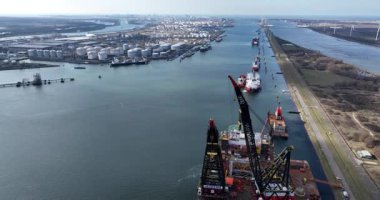 Rotterdam, Güney Hollanda, Hollanda, 15 Mart 2025: Heerema Thialf, yarı-denizaltı vinç gemisi, tekellerden üstteki tesislere derin su kurulumu. Rotterdam limanında.