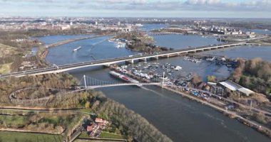 Amsterdam Ren Kanalı, Amsterdam, Hollanda 'daki iç nakliye. Suyun üzerinde, nehirlerin arasında ulaşım. Hava görünümleri.