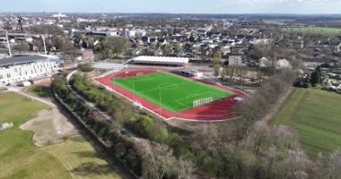 Atletik koşu pisti, futbol sahası, spor, hava aracı görüntüsü.