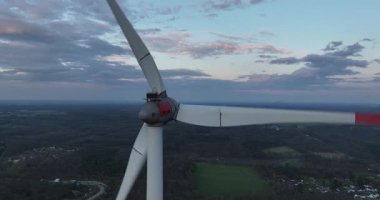 Rüzgar türbini, Almanya 'da yenilenebilir sürdürülebilir enerji. Günbatımı hava manzarası. Rüzgardan gelen yeşil elektrik. Bıçak, pervane. Hava görünümü.