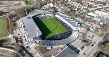 Küçük amatör futbol stadyumu. Hava aracı görüntüsü. Spor ve eğlence. Dış bina inşa ediliyor.
