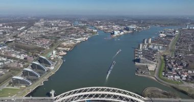 Brienenoordbrug, Hollanda, Rotterdam 'daki Nieuwe Maas köprüsü. Hava görünümü.