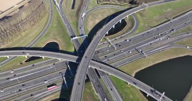Ridderkerk kavşağı bir trafik kavşağıdır. Otoyol, traktör limanı ve hareketlilik altyapısı. Hava görünümü.