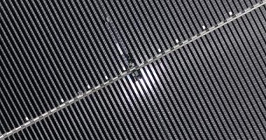 Su üzerindeki güneş panelleri, dairesel şekilli. Yenilenebilir enerji. Enerji geçişi var. Havadan yukarıdan aşağıya görünüm.