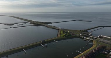 Lorentz kilitleri Kornwerderzand 'daki Afsluitdijk' in kilit kompleksi. Bu yapılar IJsselmeer 'deki su seviyesi ve Wadden Denizi' ne giden ve oradan gelen gemi için önemlidir. Hava görünümü.