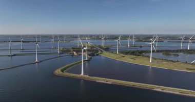 Krammersluizen, kilitler ve atık su yolu kompleksi, Zeeland, Hollanda 'daki su yolu altyapısı. Hava aracı görüntülemesi.