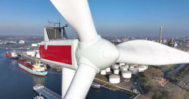Amsterdam limanında rüzgar türbini, yenilenebilir enerji, depolama siloları, rıhtımlar, gemiler, deniz taşımacılığı. Petro kimyasal ürünler. Hava görünümü.