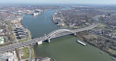 Brienenoordbrug, Hollanda, Rotterdam 'daki Nieuwe Maas köprüsü. Hava görünümü.