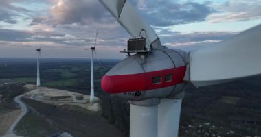 Rüzgar türbini, Almanya 'da yenilenebilir sürdürülebilir enerji. Günbatımı hava manzarası. Rüzgardan gelen yeşil elektrik. Bıçak, pervane. Hava görünümü.