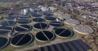 Hollanda 'da su arıtma, atık su arıtma tesisi. Havadan genel bakış. Su temizliği. Araçlar