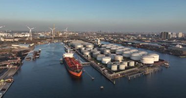 Petrol deposu siloları. Petrol ürünleri, sıvı gaz deposu. Endüstriyel liman. Hava aracı görünümü.