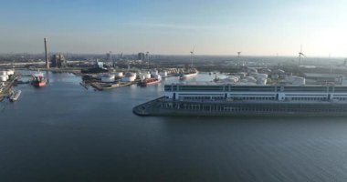 Amsterdam Limanı, Hollanda 'da. Kimyasal depolama siloları, büyük gemiler, gemiler. Ticari nakliye ve sanayi. Hava görünümü.